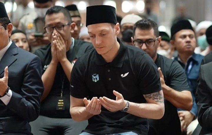 Momen Mesut Ozil Datang Ke Indonesia Makin Melokal Pakai Kopiah