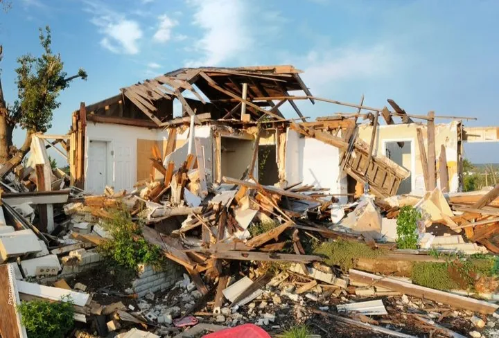 Kondisi Pasca Angin Puting Beliung Di Kertasari Bandung Rumah