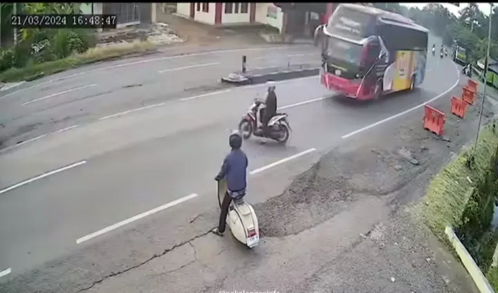 Detik Detik Kecelakaan Di Jalan Kandeman Batang Pemotor Tertabrak Bus