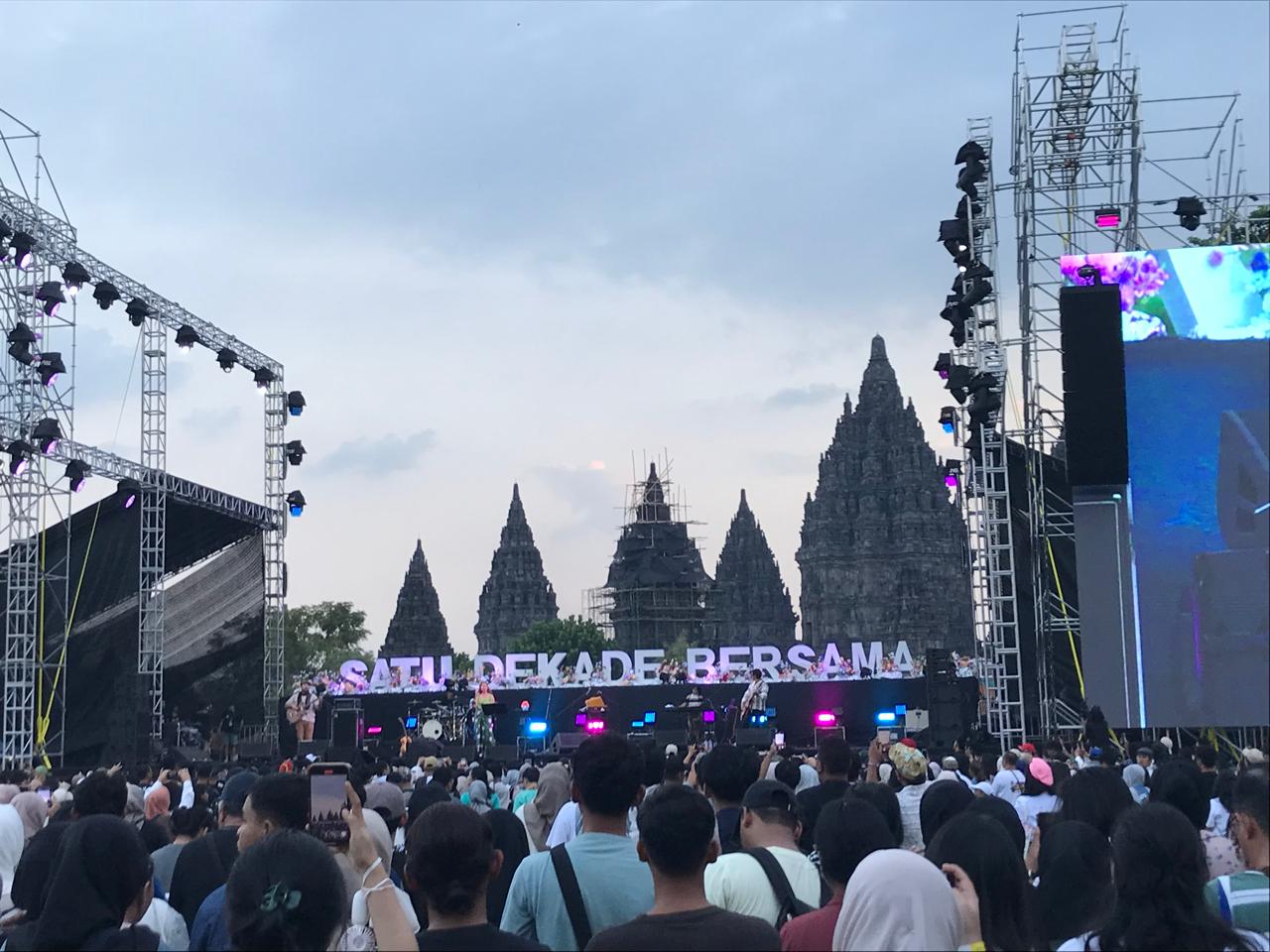 Pertama Kali Kolaborasi, Mocca & Olski Tampil Menggemaskan di Prambanan Jazz Festival 2024