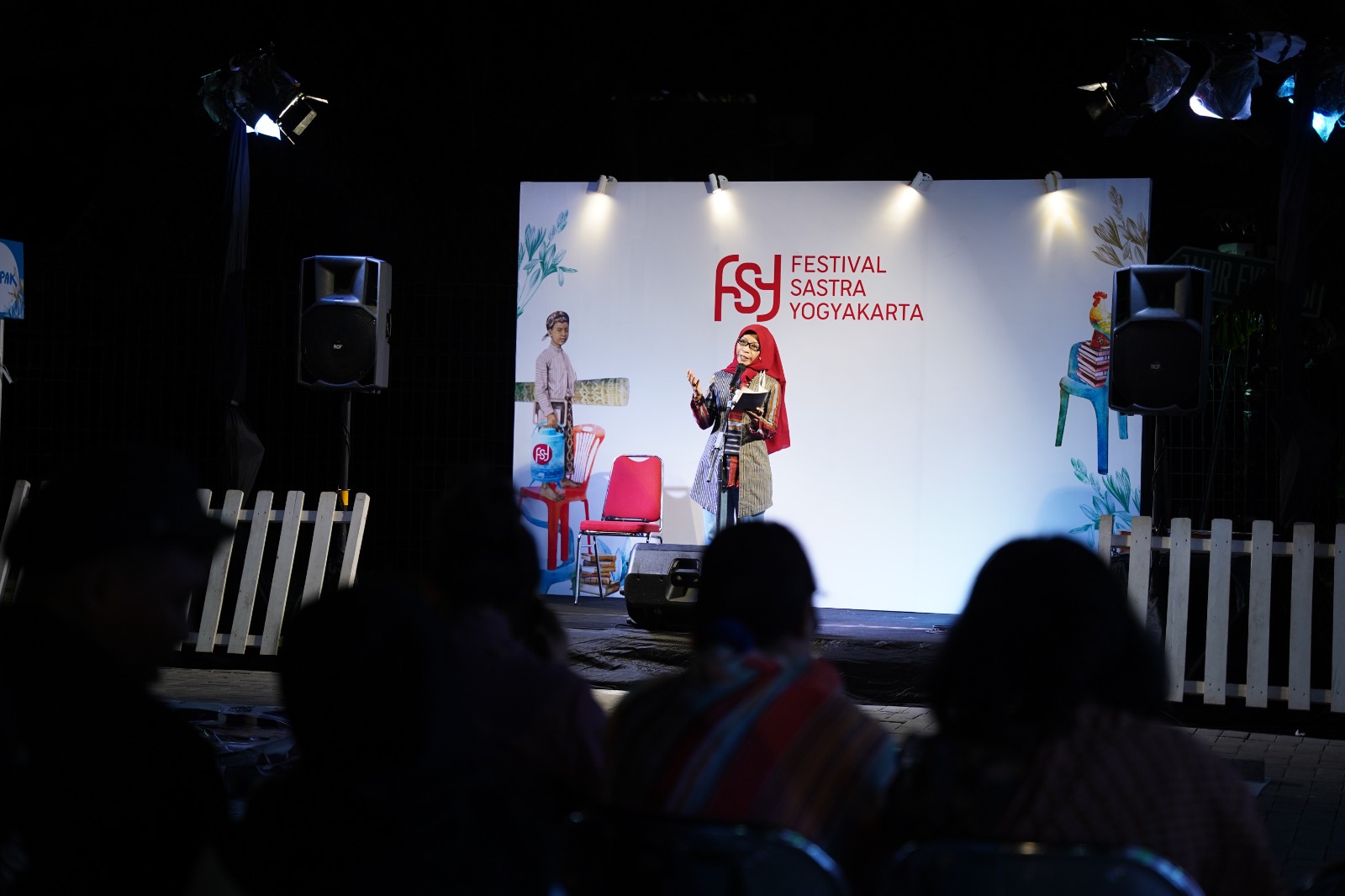 Magis Puisi di Bawah Bulan Purnama Tutup Hari Pertama FSY 2025