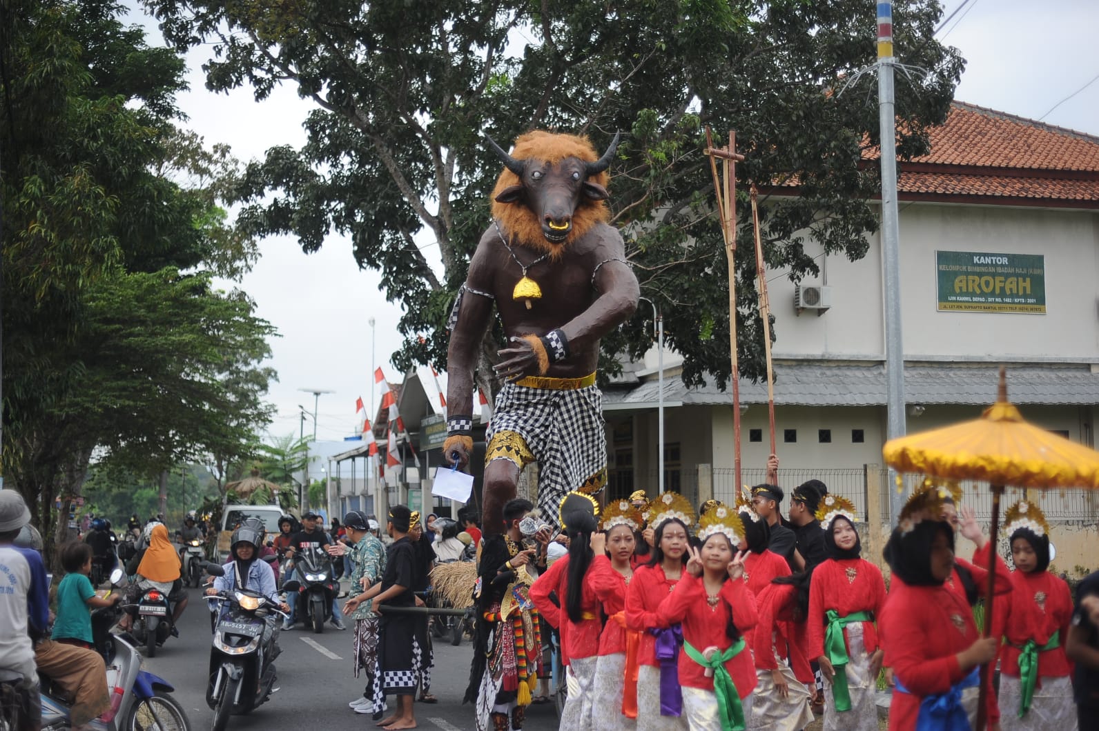 Pawai Kemerdekaan dan Hari Jadi, Seribuan Siswa SMP 1 Bantul Suguhkan Budaya Berbagai Daerah