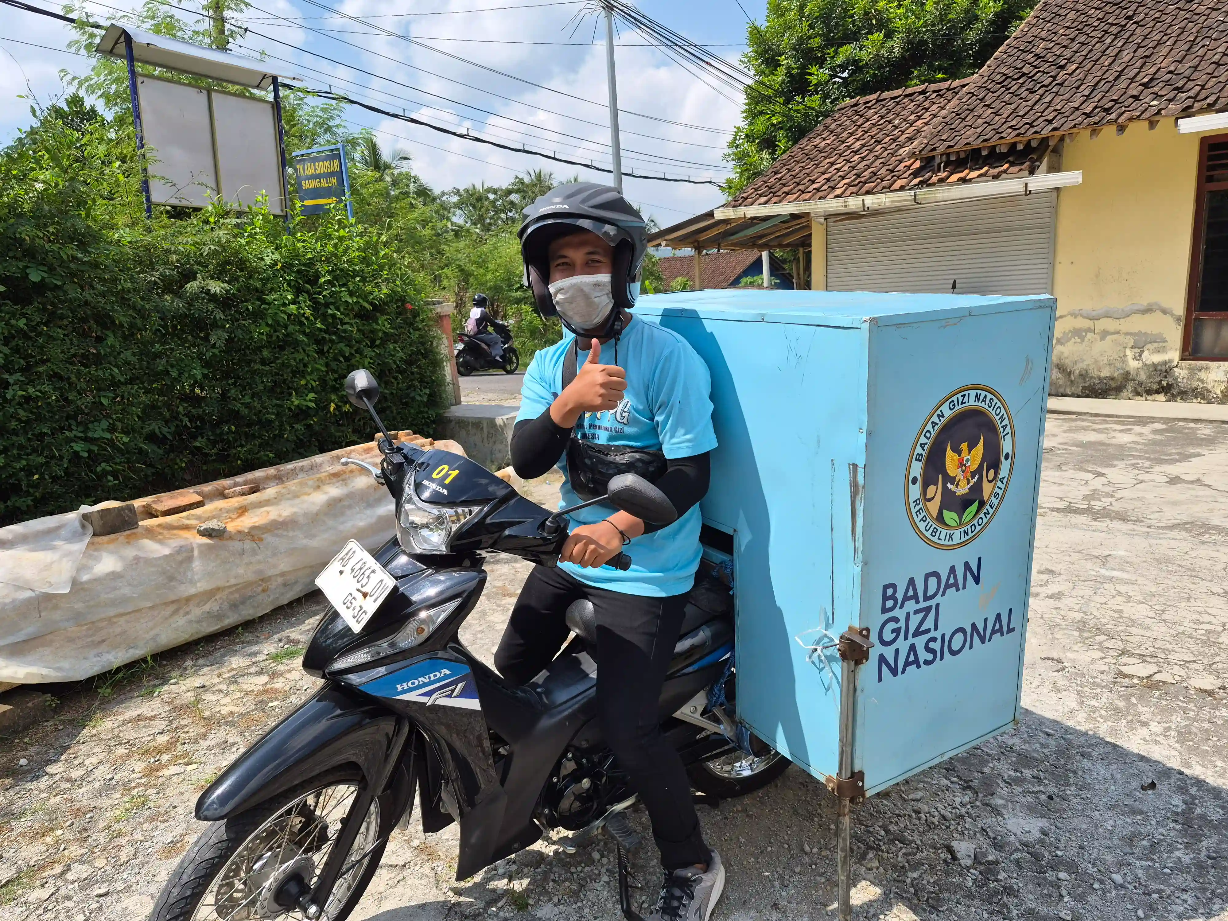 Merawat Ibu yang Stroke, Kurir MBG Samigaluh Temukan Harapan dan Penghasilan di Kampung ...