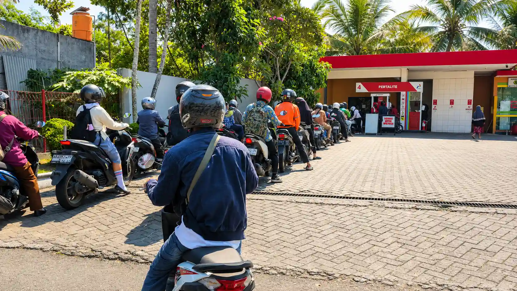 Kenaikan Harga Pertamax Picu Antrean bbm jenis Pertalite Mengular di SPBU Sidorejo Godean