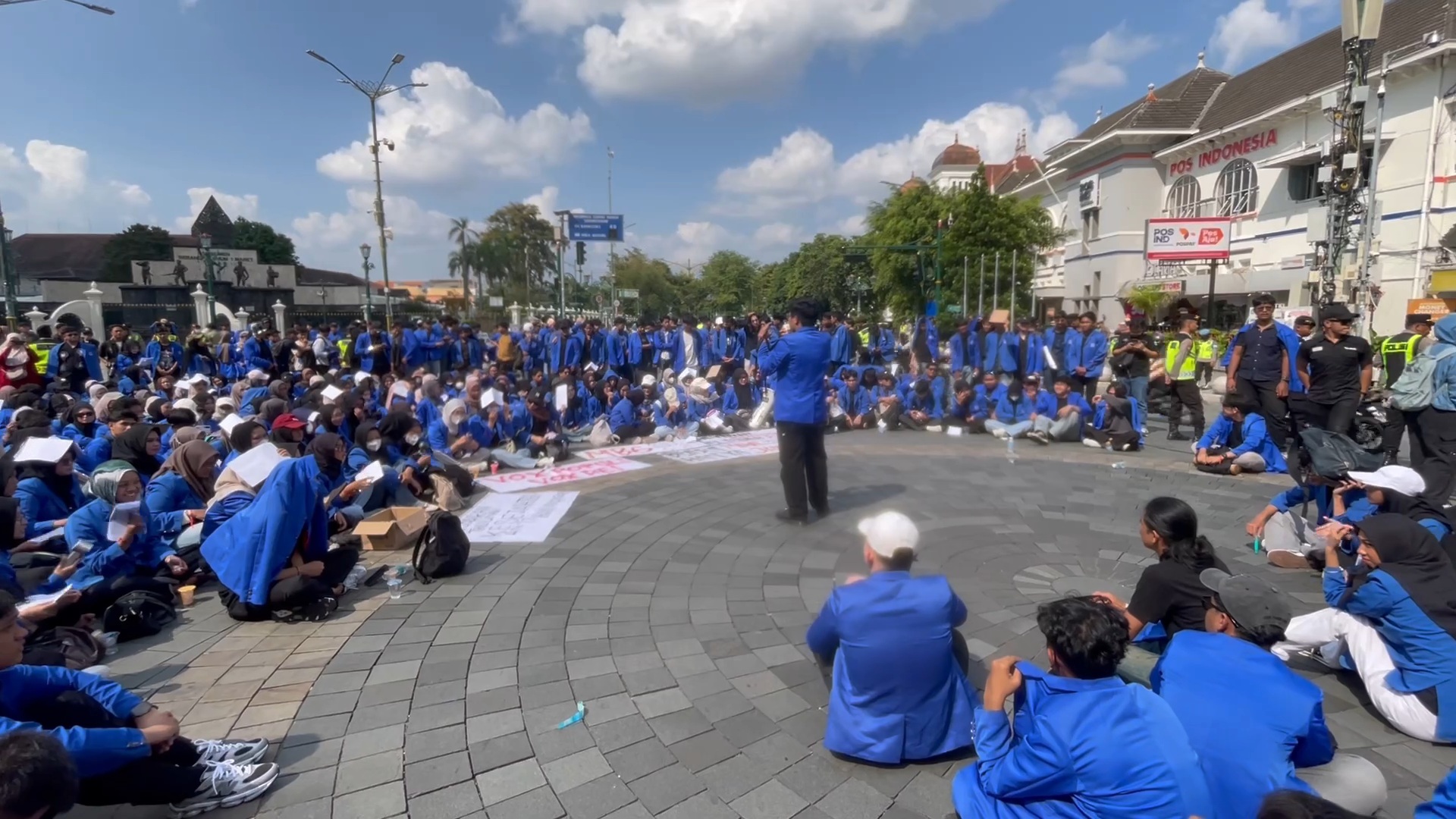 Massa Mahasiswa Demo di DPRD DIY-Titik Nol Kilometer, Ini Tuntutannya