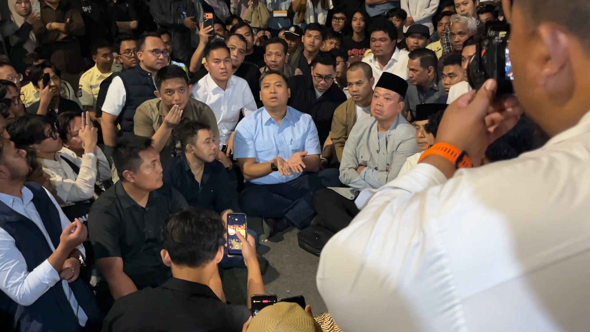 Sudaryono-Nusron Temui Massa Usai Kericuhan Talkshow di GIK UGM