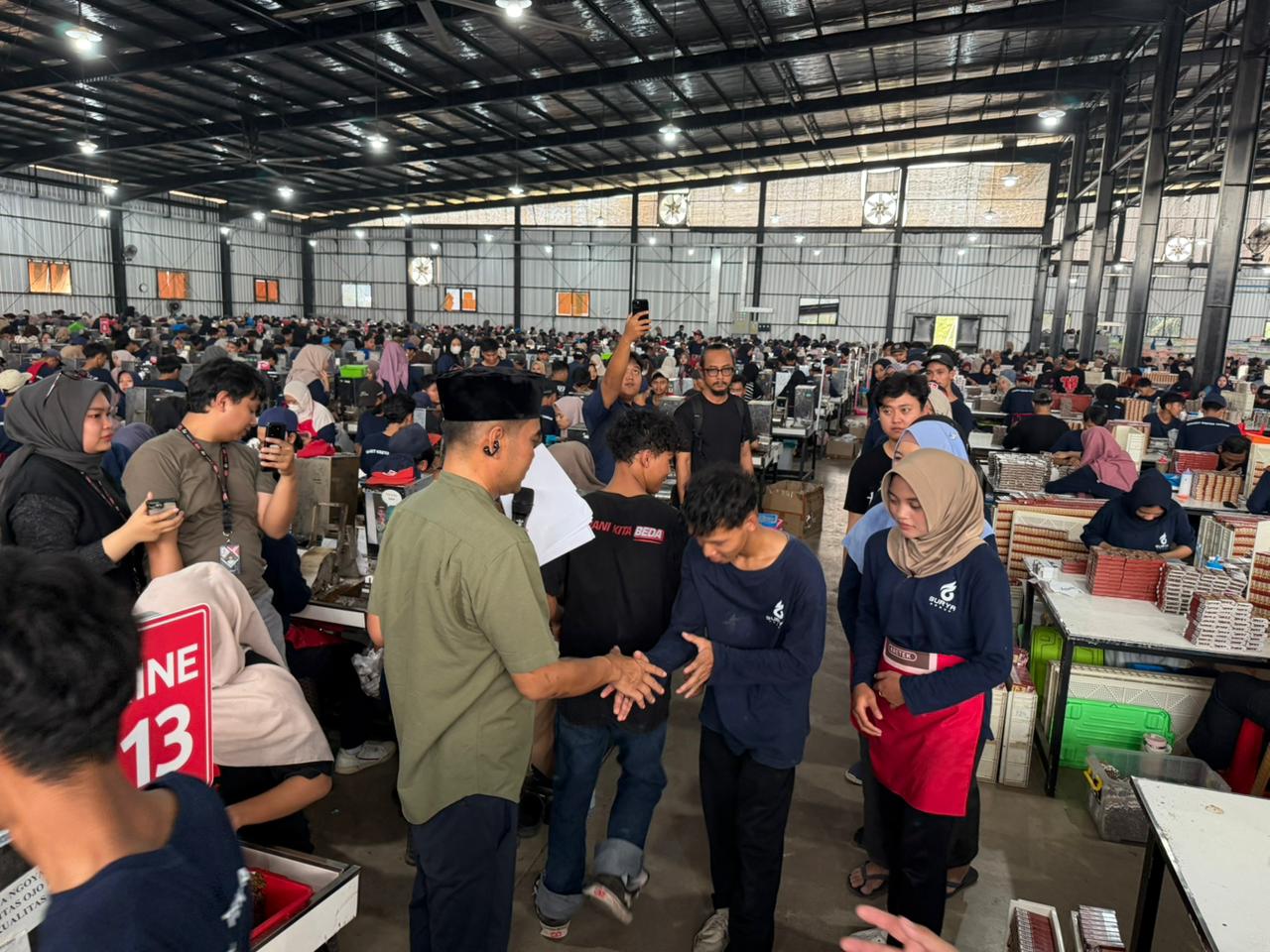 Tangis Haru Warnai Pengumuman Seratusan Karyawan HS Berangkat Umrah