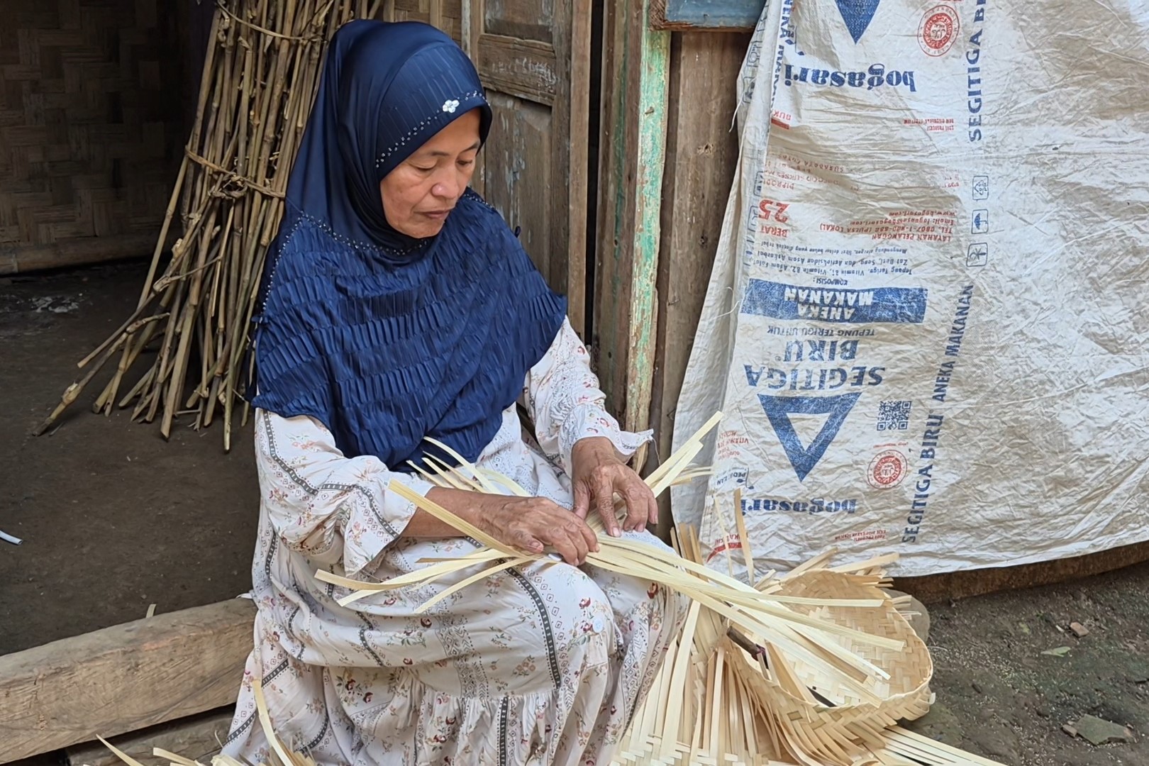 Kisah Haru Markamah, Penghasilan Cuma Rp10 Ribu Sehari, Kini Rumahnya Terang Berkat Bantuan ...