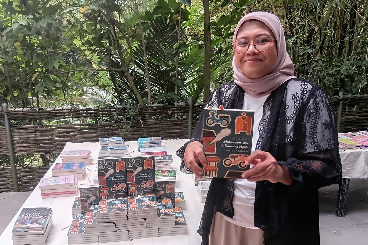 Novel Debut Kalis Mardiasih Angkat Isu Luka Generasional Keluarga yang Jarang Disuarakan