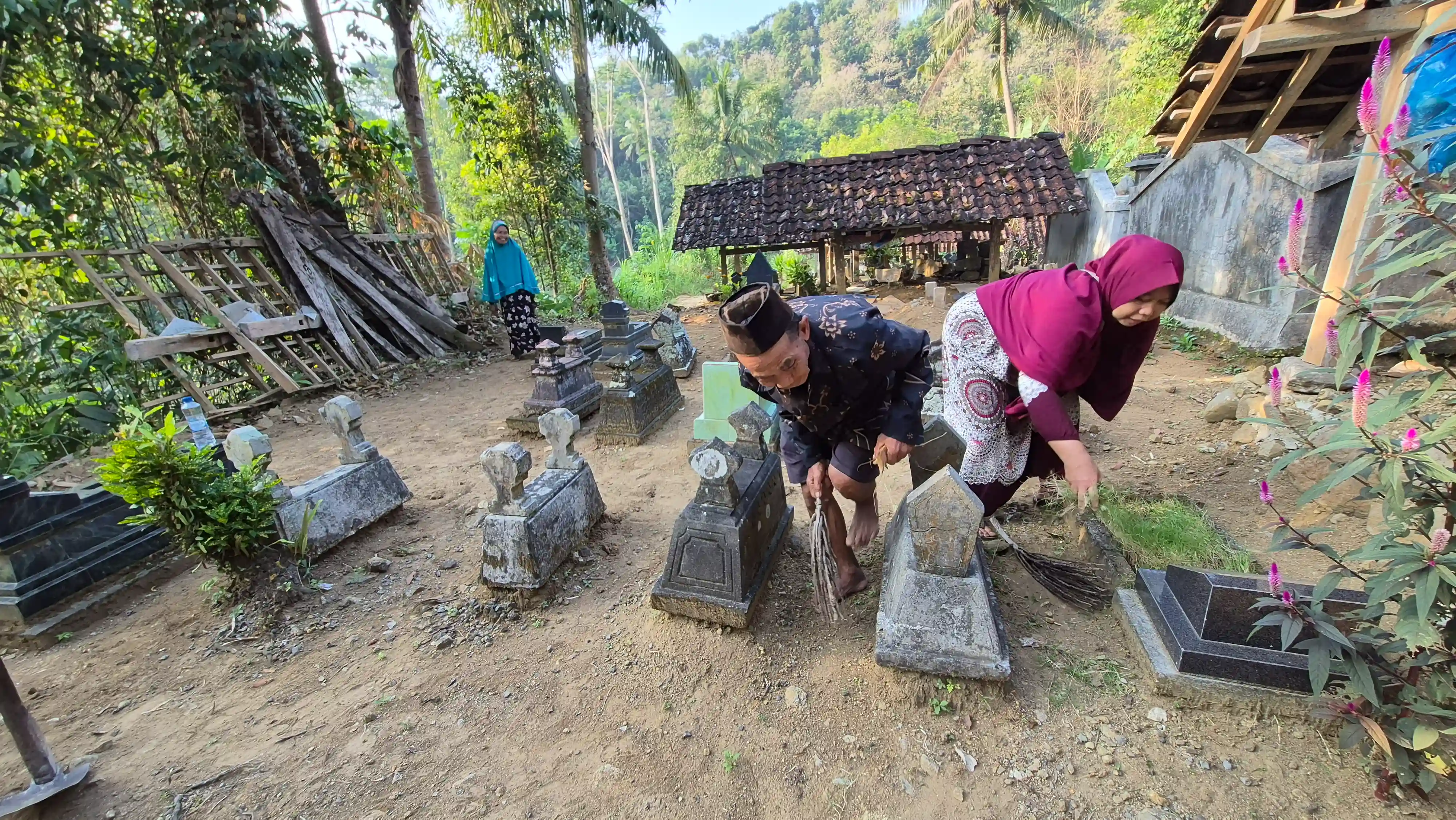 Makna Ziarah Makam di Bulan Suro, Tradisi Menghormati Perjuangan Leluhur yang Masih Dilestarikan