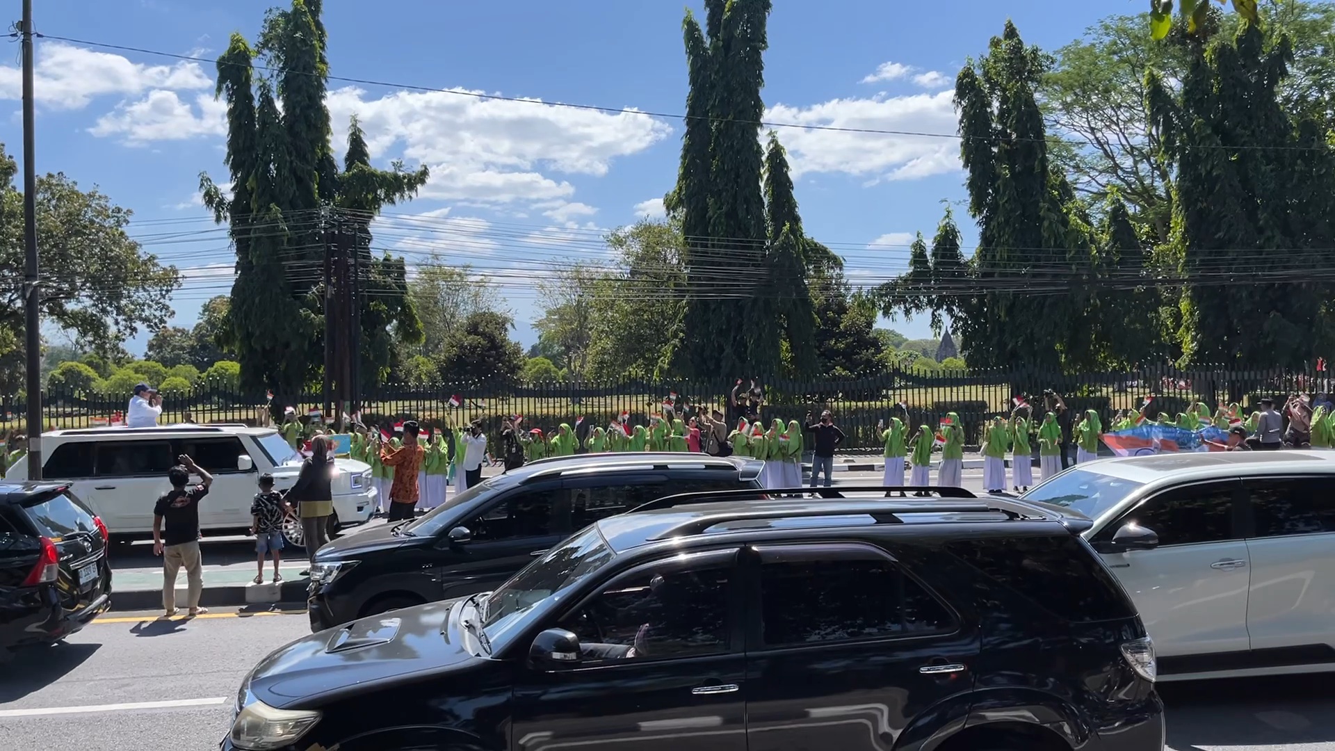 Pelajar hingga Warga Antusias Sambut Prabowo-PM India di Candi Prambanan