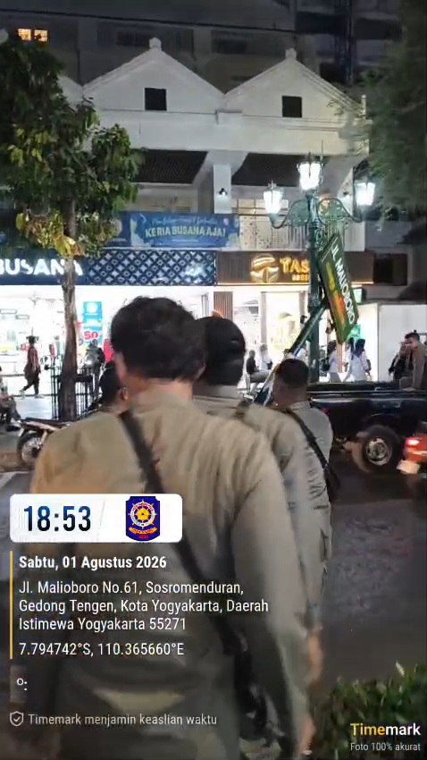 Satpol PP Yogyakarta Tertibkan Plang Malioboro Milik Fotografer