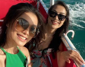 Carla naik Perahu Bersama Miss Nepal