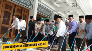Tradisi khas masyarakat Minang sambut Ramadhan, Membersihkan Masjid