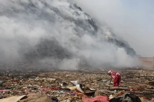 Gunung Sampah Ghazipur Setinggi 73 Meter Terbakar