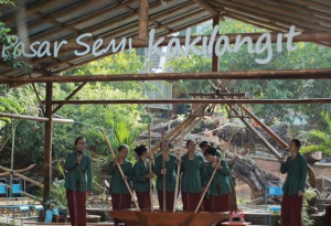 penampilan memukulkan alu di pasar kakilangit