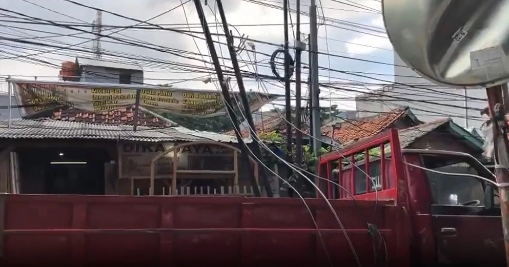 Video Viral! Kondisi Kabel Listrik di Underpass Kranji Bahayakan Warga, Kepemilikannya Jadi Bahan Perdebatan