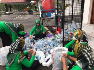 Tips memanfaatkan limbah botol plastik