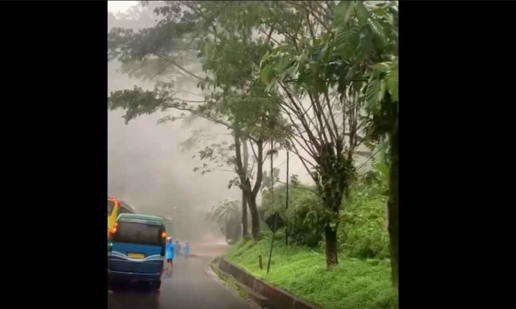 Air Terjun Lembah Anai Meluap Akibat Curah Hujan Tinggi, Jalan ...