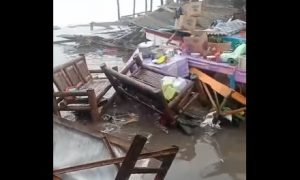 Gelombang tinggi Pantai Depok rusak lapak pedagang