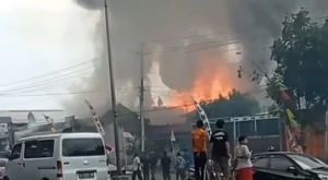 Kebakaran gudang mebel dan elektronik di Semarang
