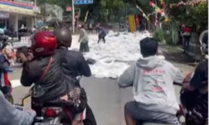 Muatan truk Fuso yang memenuhi ruas jalan