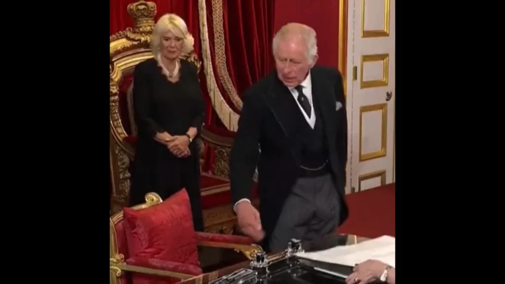 Raja Charles III naik takhta