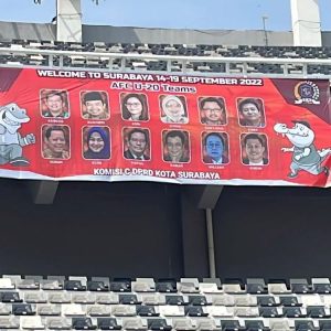 Spanduk DPRD di Stadion GBT Surabaya jadi sorotan