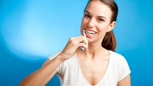 Tips memutihkan gigi secara alami