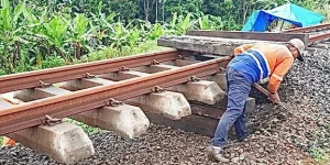 Perjalanan Kereta Api Cilacap Terhenti