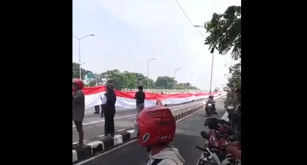 Bendera Merah Putih di Jembatan Suramadu