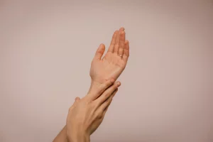Cara memutihkan tangan yang belang