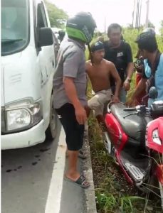 Proses evakuasi motor korban kecelakaan di Banjarmasin