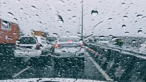 Tips berkendara saat hujan deras