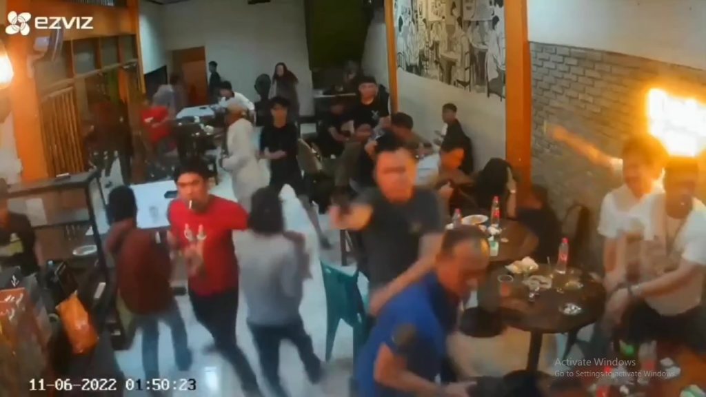 remaja menyerang warkop di Makassar
