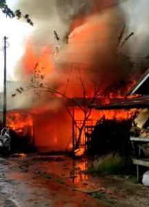 Detik-detik terbakarnya sebuah rumah di Banjarmasin