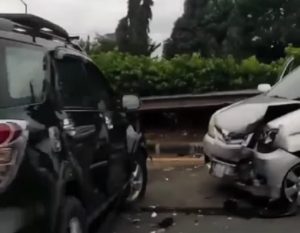 Dua minibus terlibat kecelakaan di tol JORR