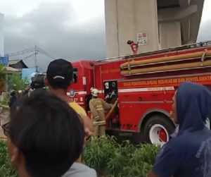 Sejumlah personil pemadam kebakaran dikerahkan