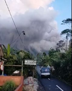 Sejumlah warga mengevakuasi diri setelah Gunung Semeru erupsi hari ini