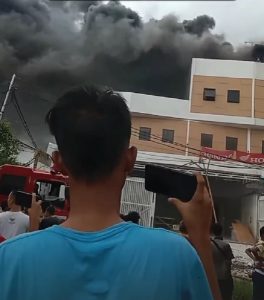 Sejumlah warga merekam detik-detik api membakar dealer motor
