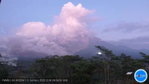 gunung semeru erupsi hari ini