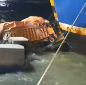truk jatuh ke laut di Pelabuhan Merak