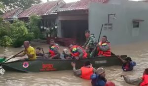 Perahu diterjunkan untuk evakuasi korban banji