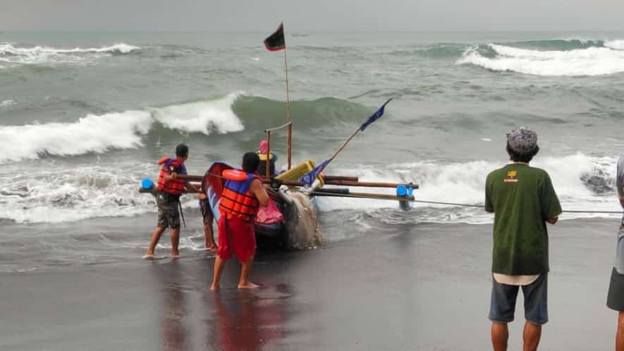 kapal nelayan Pantai Depok hampir tenggelam