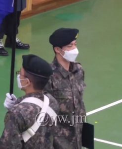 Jin BTS Pakai Seragam Militer 