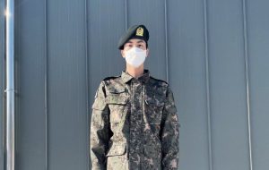 Jin BTS Pakai Seragam Militer