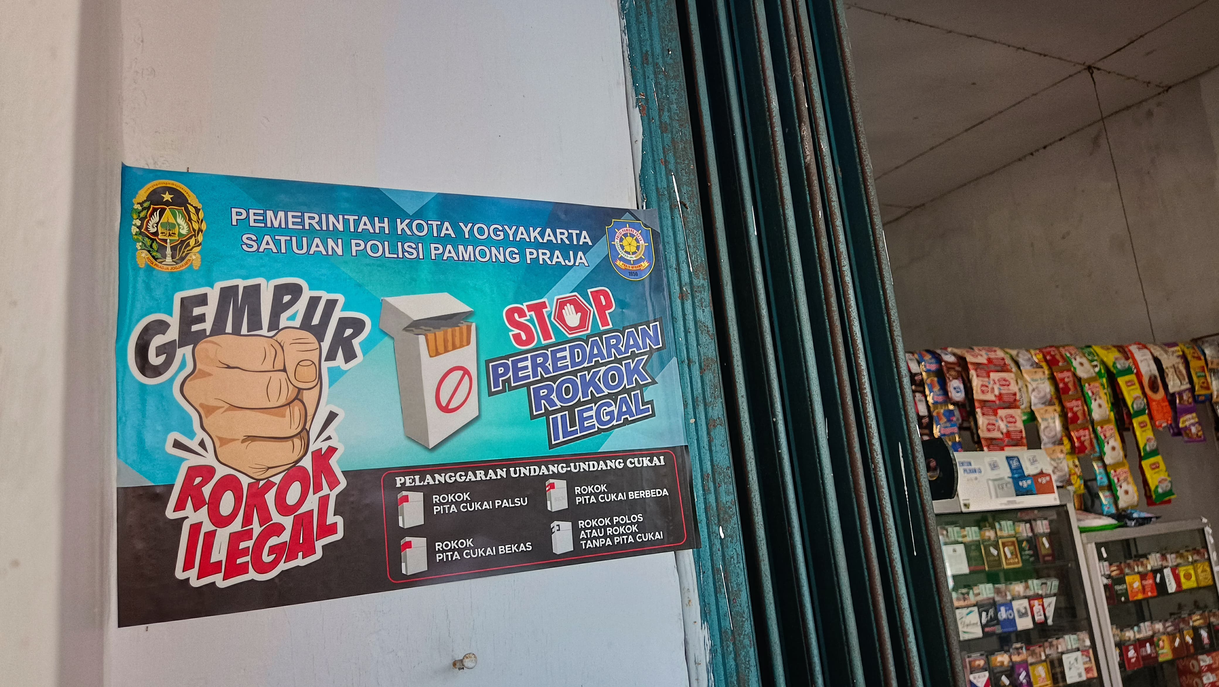 Sepanduk Rokok Gempur Rokok Ilegal di Warung Kelontong, Pemerintah Kota Yogyakarta ...