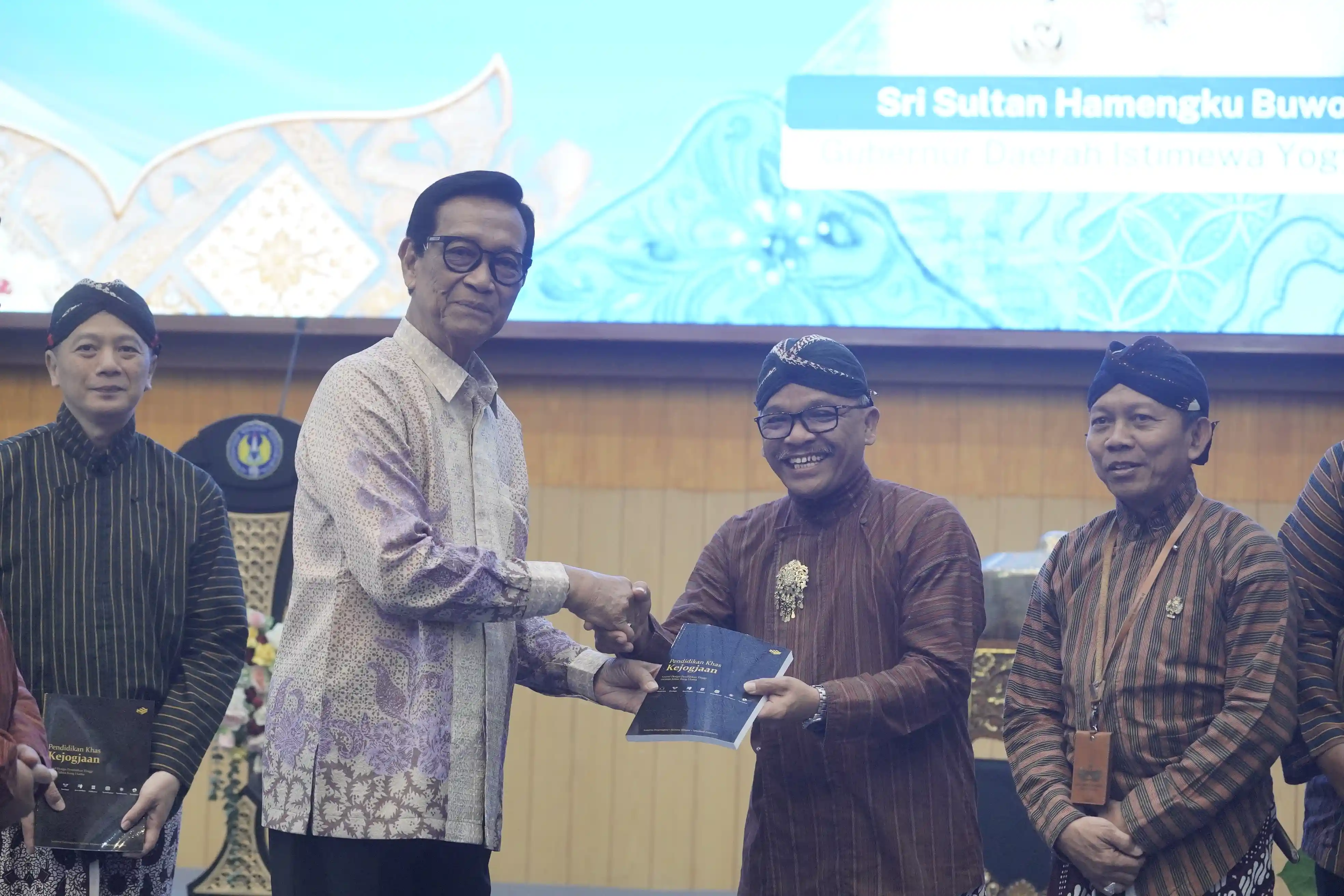 Pesan Sultan HB X Saat Peluncuran Buku Panduan Pendidikan Khas Kejogjaan untuk Pendidikan ...