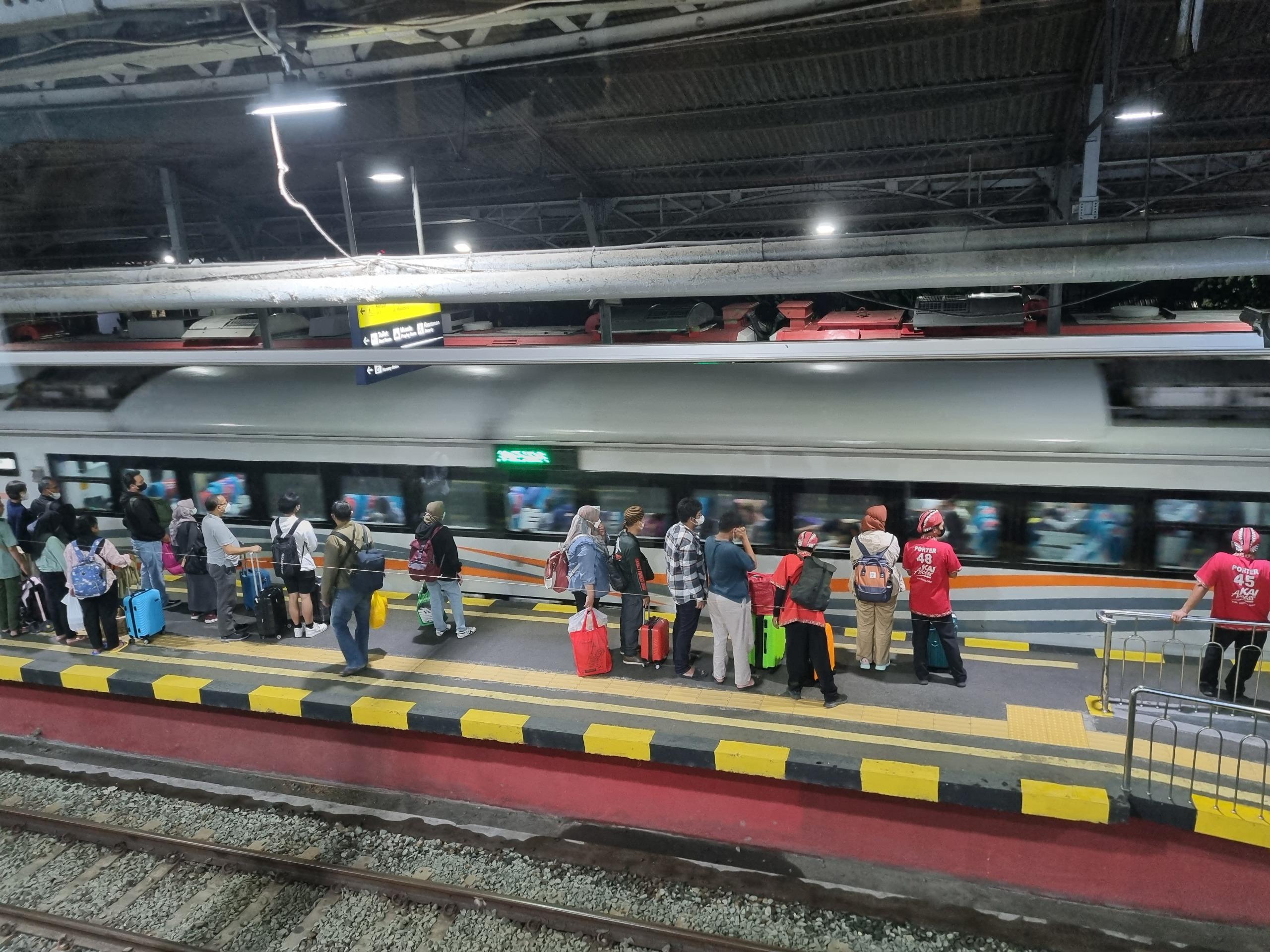 Bandara Soetta Ditutup Sementara Imbas Erupsi Anak Krakatau, KAI Daop 6 Yogya Operasikan ...