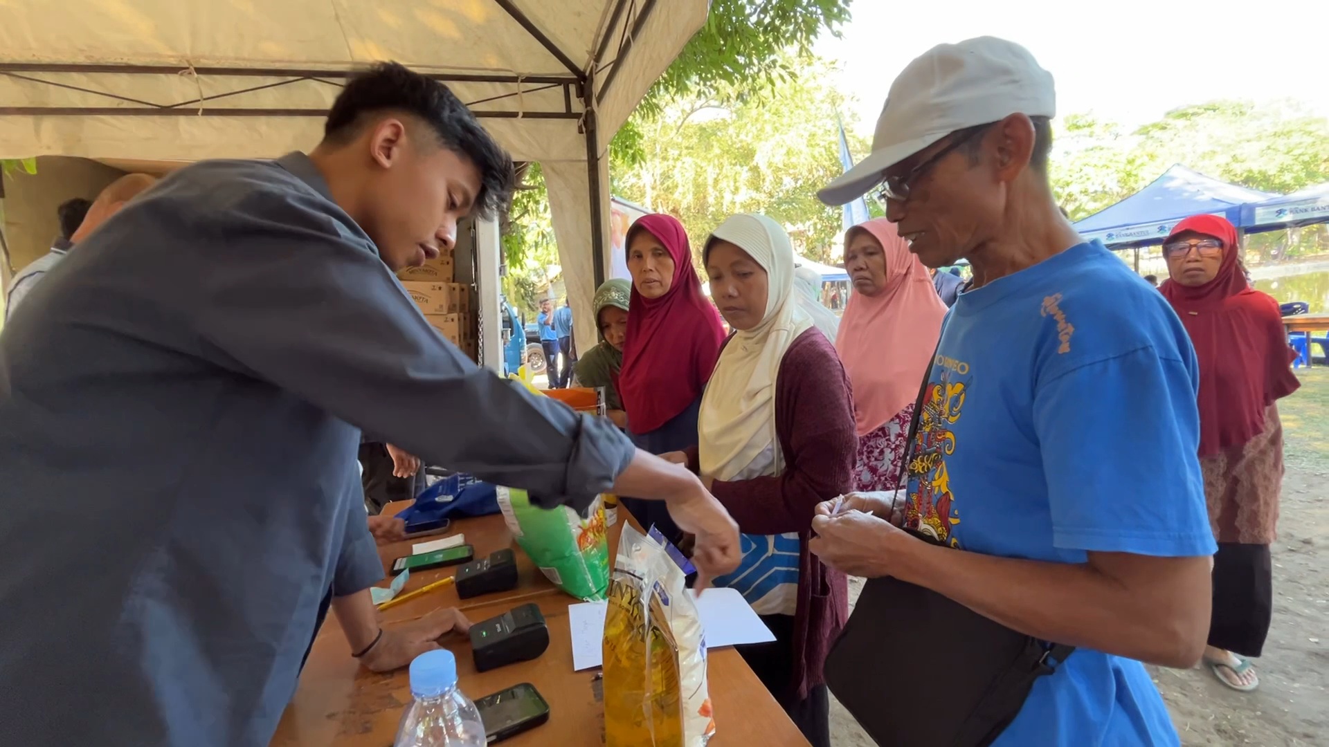 Masyarakat Serbu Bazar Sembako Murah di Lanud Adisutjipto